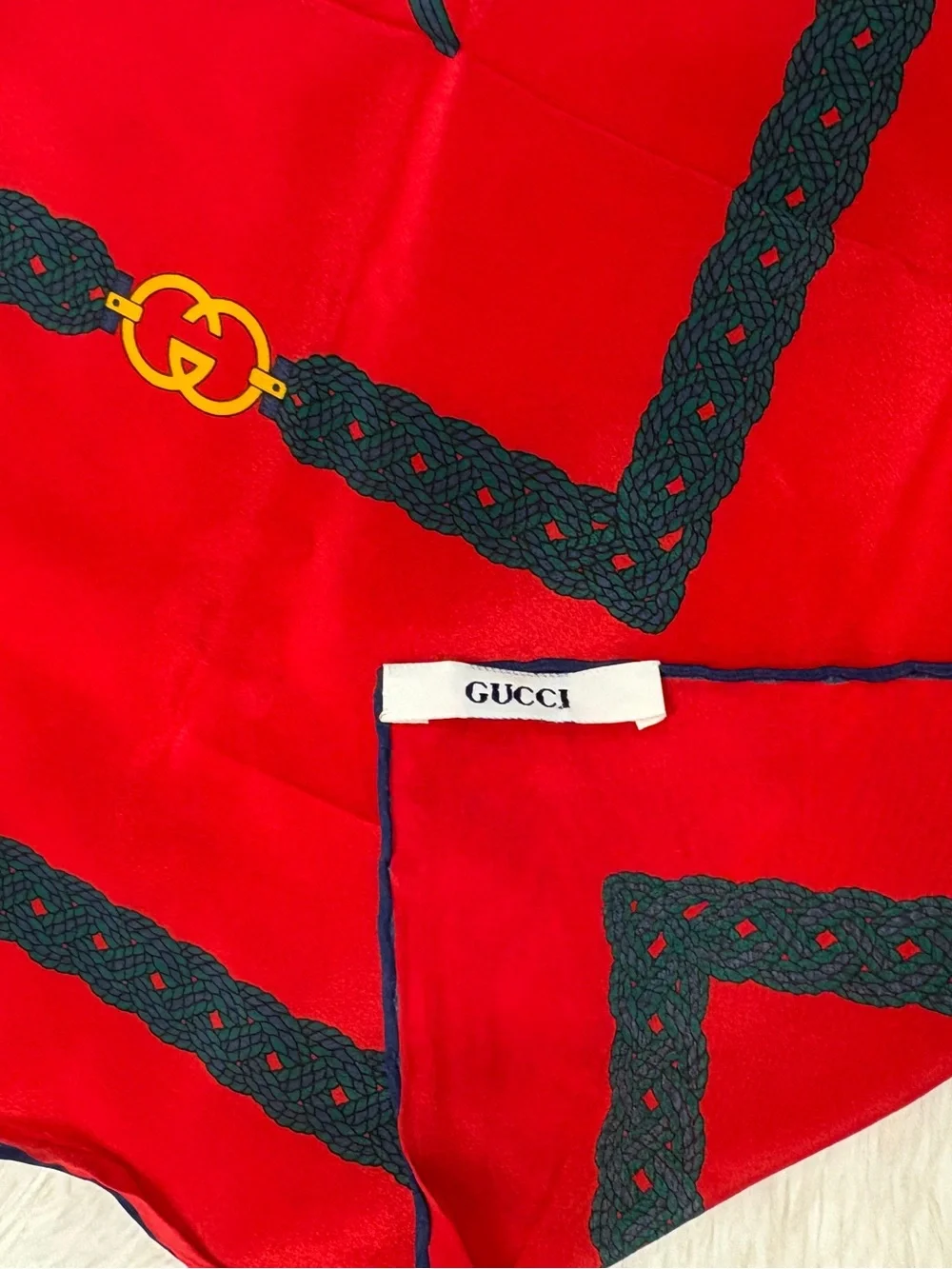Gucci silk 33
